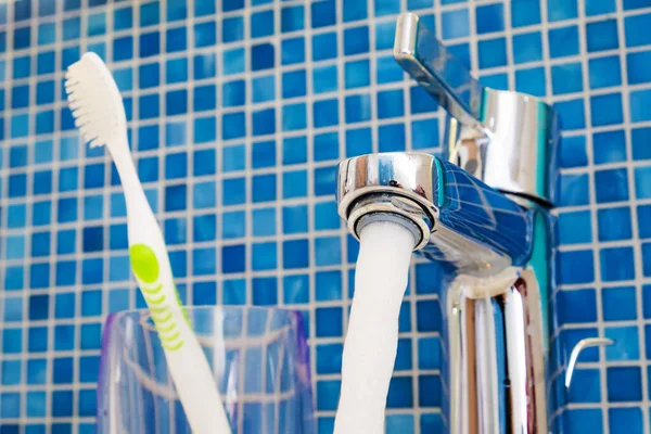 Agua Pestaña Baño Con Cepillo Dientes Vidrio Transparente — Foto de Stock