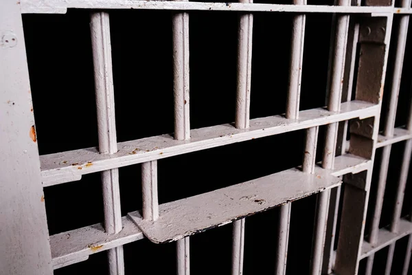 Canale Alimentare Attraverso Sbarre Della Cella Prigione Con Percorso Ritaglio — Foto Stock