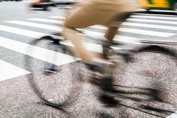 Движение Размывает Изображение Человека Едущего Велосипеде Дороге — стоковое фото