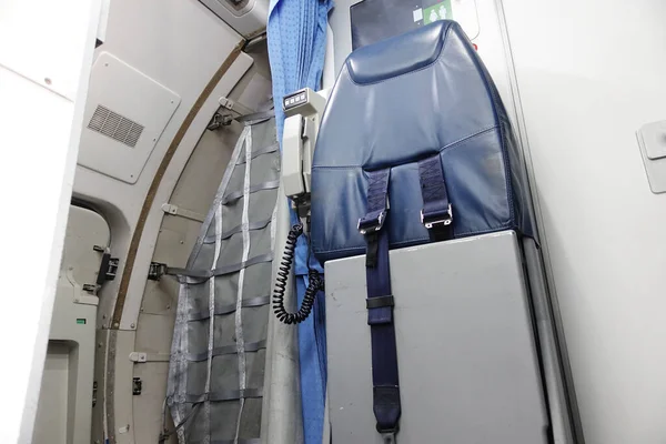 小飞机上的机舱乘员座位和飞机后部的入口 — 图库照片
