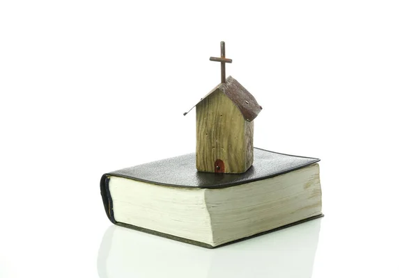 Holzmodell Der Kirche Auf Bibel Isoliert Auf Weißem Hintergrund — Stockfoto
