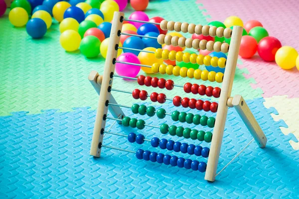 Niños Abacus Colorido Sala Juegos Con Bolas Plástico Suelo Espuma — Foto de Stock