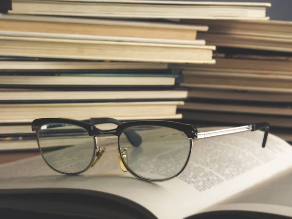 Kitaplardaki Eski Gözlükler Bulanık Harfler — Stok fotoğraf
