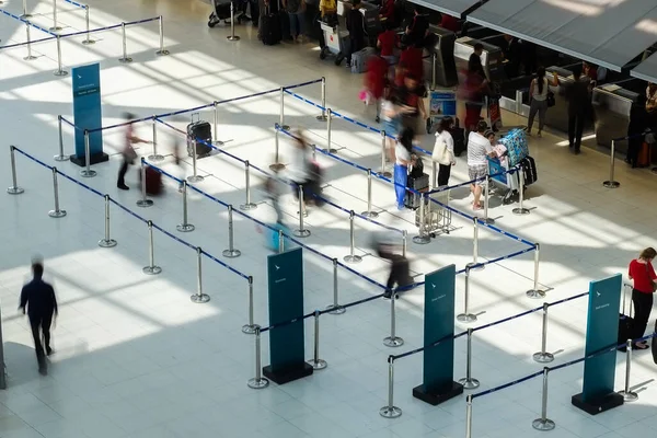 Imagen Borrosa Movimiento Abstracto Personas Aeropuerto Caminando Línea Con Check —  Fotos de Stock