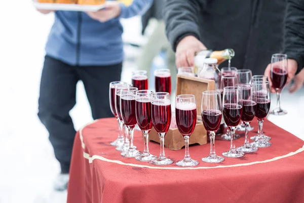 Празднование Шампанского Снежном Поле — стоковое фото