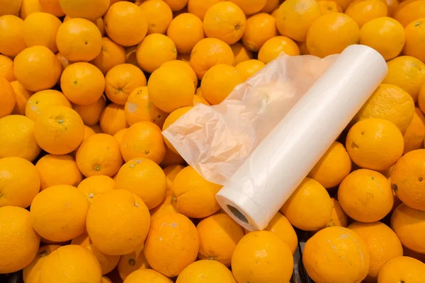 Müşteri satın alırken içine portakal koysun diye plastik torba rulosu