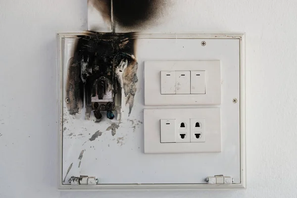 Elektrik aygıtlarının aşırı kullanımından kaynaklanan elektrik çıkışını yakıp eritmek