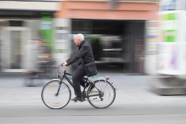 Ηλικιωμένος Άνδρας Καβάλα Ποδήλατο Θολή Κίνηση Φωτογραφία — Φωτογραφία Αρχείου