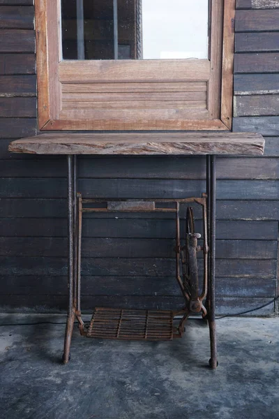 ミシン台ヴィンテージテーブル脚と木製の納屋のドアの上 — ストック写真