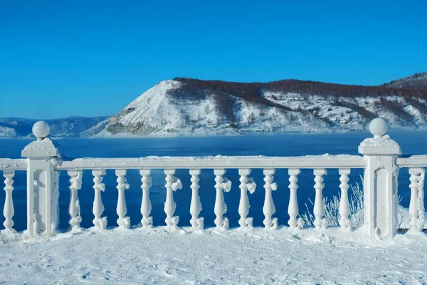 Μπαλκόνι Καλυμμένο Χιόνι Χειμώνα Θέα Λίμνη Και Βουνό — Φωτογραφία Αρχείου