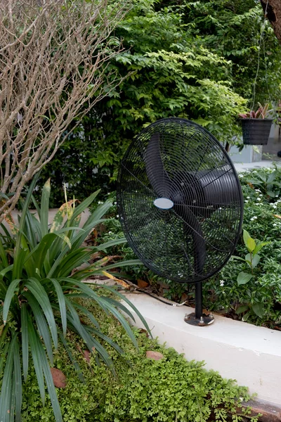 夏天安装在热带国家花园的黑色花园电扇 — 图库照片