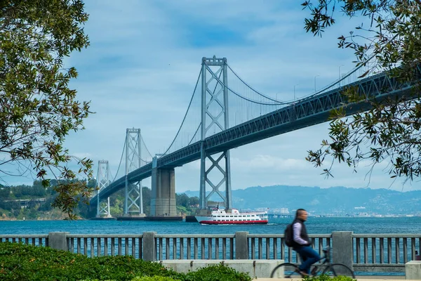 San Francisco Bay Bridge Blurry Man Riding Bicycle Day Time — Stock Photo, Image