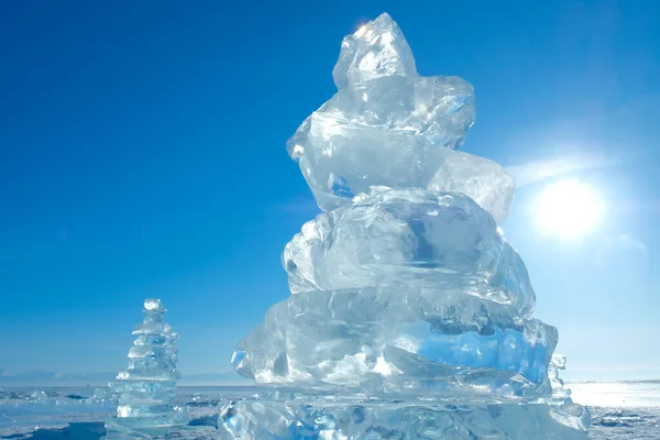 Eisskulpturen Auf Zugefrorenem See lizenzfreie Stockfotos
