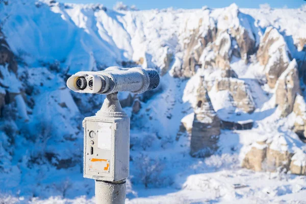 Kışın Turistlerin Dağ Manzarasını Görmesi Için Dürbün Telifsiz Stok Fotoğraflar