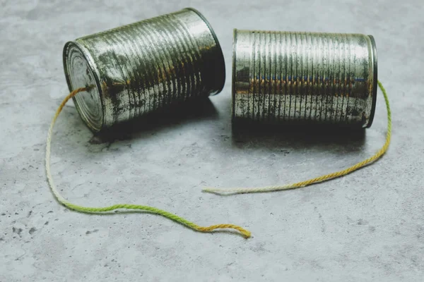 Los Teléfonos Latas Sobre Fondo Gris Con Cuerda Cortaron Concepto Fotos de stock libres de derechos