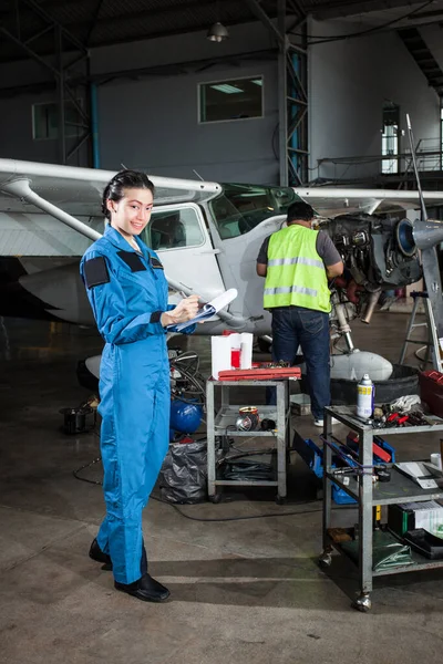 Joven Hermosa Señora Asiática Inspeccionando Mantenimiento Del Avión Garaje Fotos de stock libres de derechos