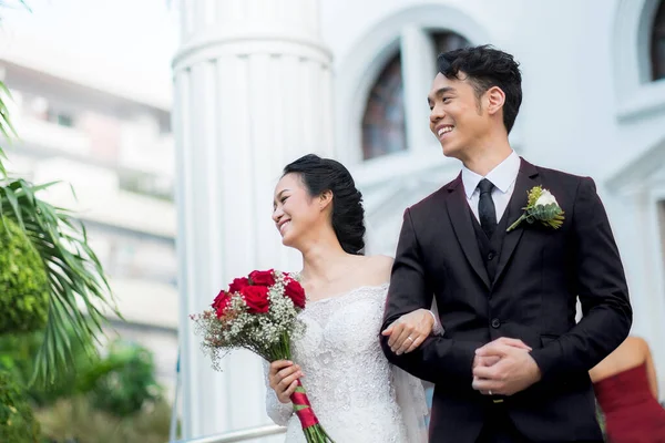 Asiática Pareja Acaba Casarse Caminando Fuera Iglesia Miradas Felices Celebración Imagen de archivo