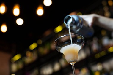 Barmen kuyruk kuyruğu döküyor, seçici odak noktası bokeh arkaplan