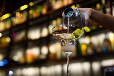 Barmen kuyruk kuyruğu döküyor, seçici odak noktası bokeh arkaplan
