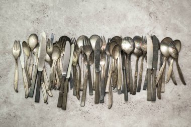 Gri arka planda eski paslı aletler