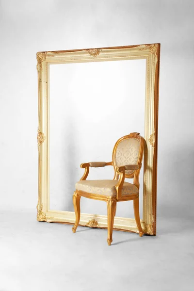 Großer Vintage Bilderrahmen Und Luxus Stuhl Vor Leerem Grungy Weißen — Stockfoto