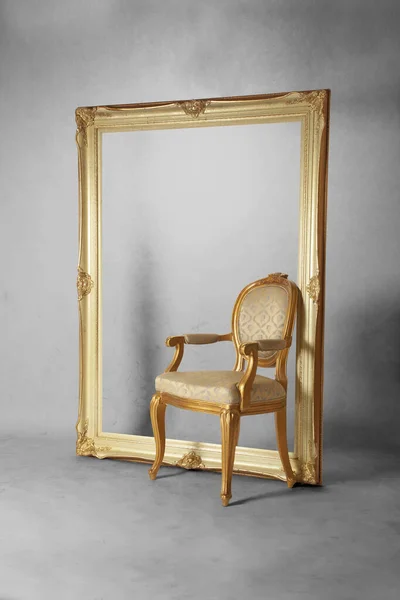 Luksusowe Krzesło Duża Ramka Fotograficzna Brudnym Szarym Pokoju — Zdjęcie stockowe