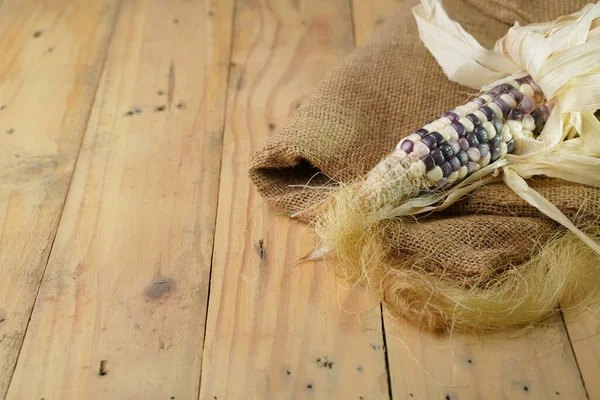 Purple Corn Out Sackcloth Wooden Background — Stock Photo, Image