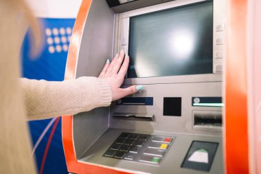 Genç kadın Atm. seçici odak, kredi kartından para çekme.