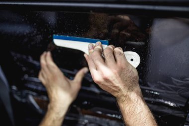 uzman pencere arabada renklendirme yapar