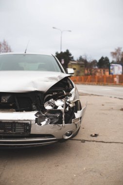 şehrin sokak üzerinde kaza araba.