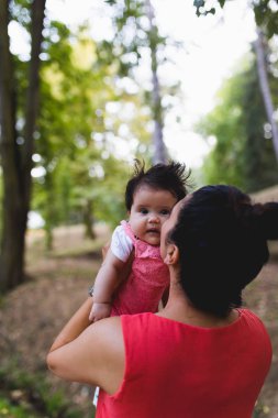 Genç Anne Bebek kızı ile yürüyüş zevk.