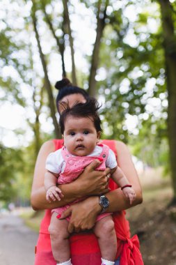 Genç Anne Bebek kızı ile yürüyüş zevk.