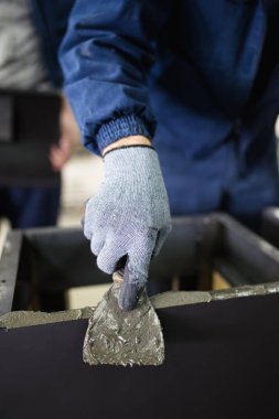 Metalurji Sanayi. Fabrika üretim ağır pelet soba ve kazanlar için. El ile çalışan parçaların üretimi için hazırlanıyor. Seçici odak. 