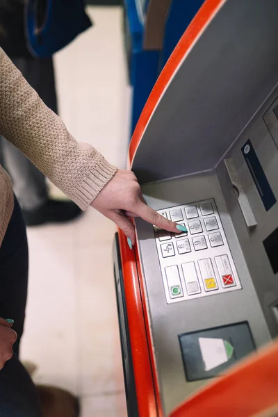 Young Woman Withdrawing Money Credit Card Atm Selective Focus — Stock Photo, Image