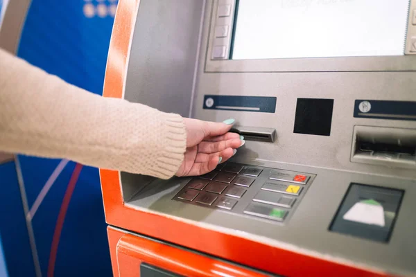 Junge Frau Hebt Geldautomaten Geld Von Kreditkarte Selektiver Fokus — Stockfoto