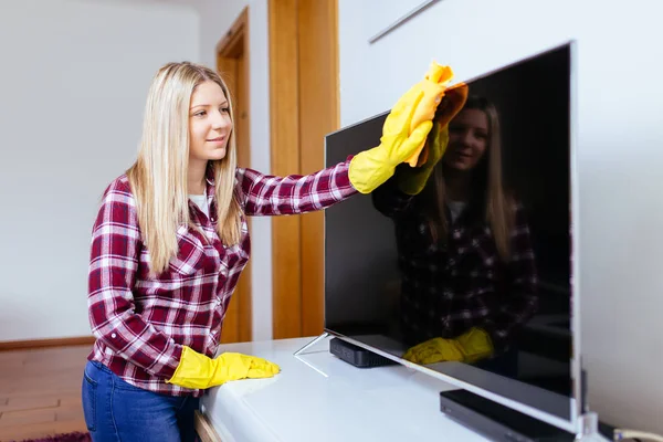 Bela Jovem Sorrindo Mulher Limpeza Casa Com Pano Microfibra — Fotografia de Stock