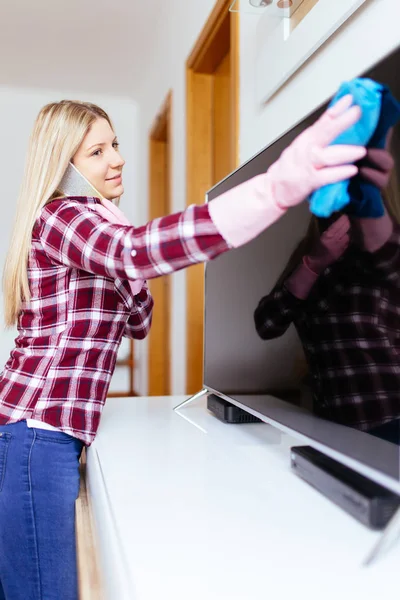 Hermosa Joven Mujer Sonriente Casa Limpieza Con Paño Microfibra Mientras — Foto de Stock