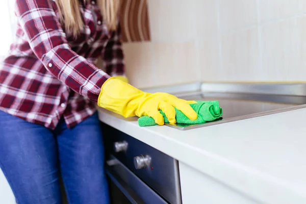 Frau Putzt Haus Mit Mikrofasertuch — Stockfoto