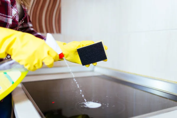 Mulher Casa Limpeza Com Pano Microfibra — Fotografia de Stock