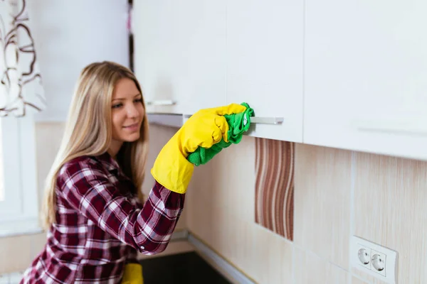 Mooie Jonge Lachende Vrouw Huis Schoonmaken — Stockfoto