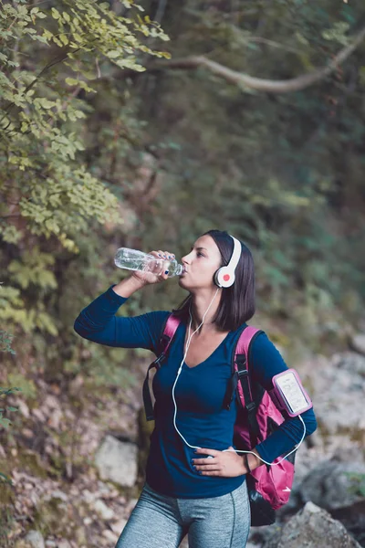 Wanita Muda Hutan Membuka Botol Air Tawar Selama Musim Gugur — Stok Foto