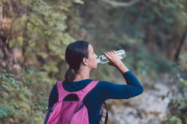 Wanita Muda Hutan Membuka Botol Air Tawar Selama Musim Gugur — Stok Foto