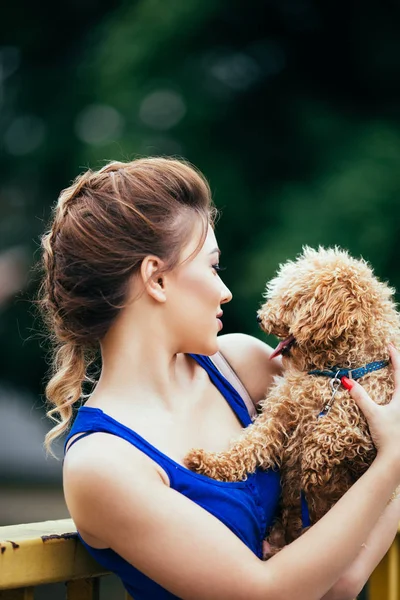彼女の小さな赤いプードル子犬と美しい笑顔の若い女性の肖像画 — ストック写真