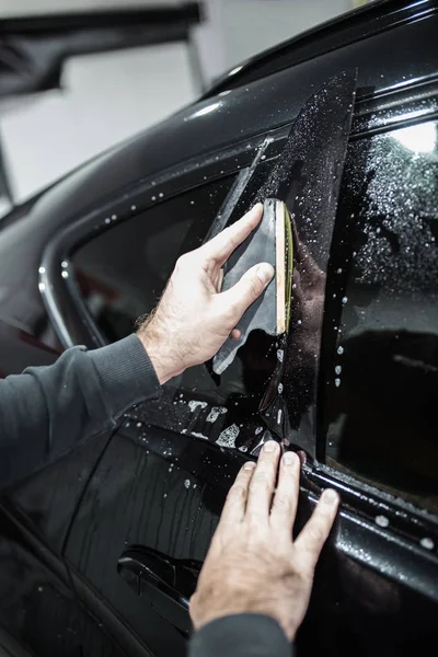 Specialist Gör Fönster Toningssystem Bilen — Stockfoto