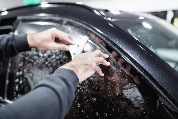 Specialist Gör Fönster Toningssystem Bilen — Stockfoto