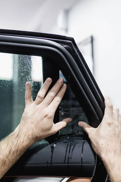 Specialist Gör Fönster Toningssystem Bilen — Stockfoto