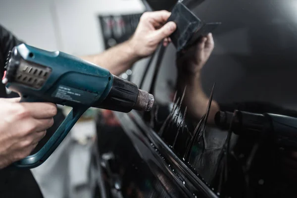 Specialist Gör Fönster Toningssystem Bilen — Stockfoto