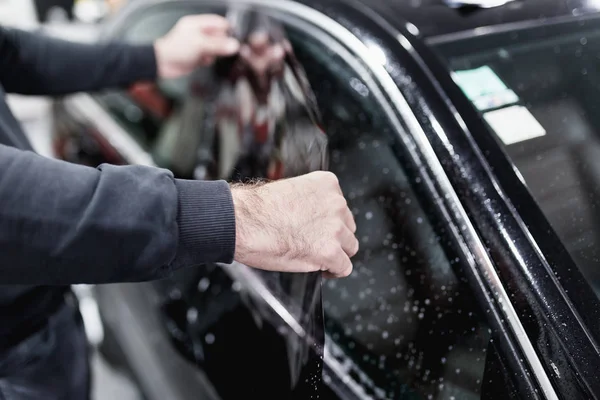 Specialist Gör Fönster Toningssystem Bilen — Stockfoto