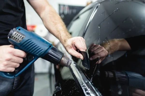 Specialist Gör Fönster Toningssystem Bilen — Stockfoto