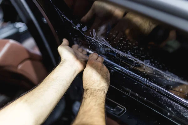 Specialist Gör Fönster Toningssystem Bilen — Stockfoto